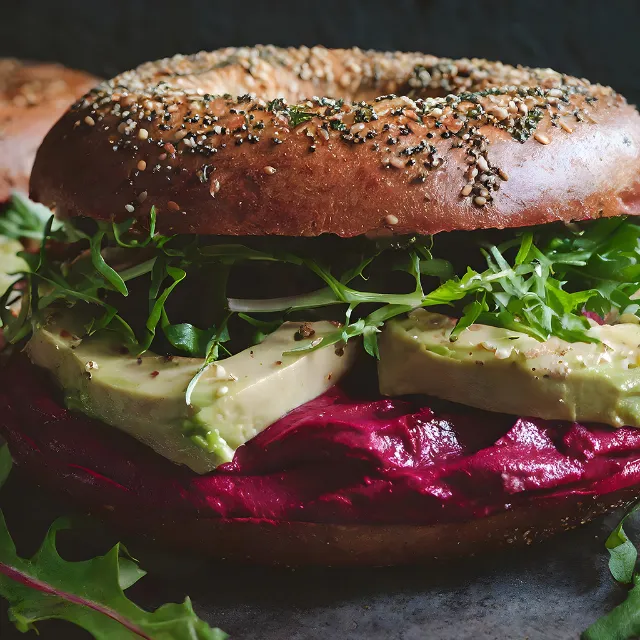 Bagel belegt mit Rucola, roter Beete und Avocado