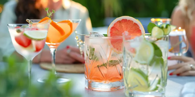 Verschiedene Cocktails für den Sommer stehen auf einem Tisch