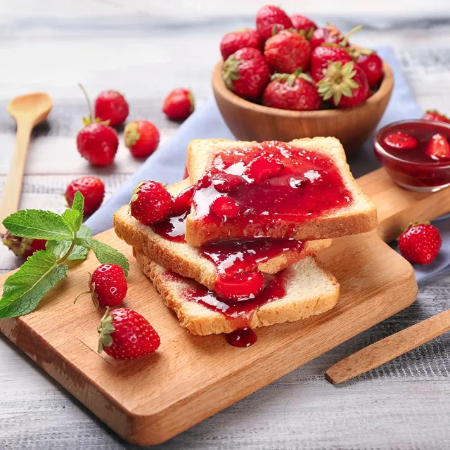 Erdbeer-Basilikum-Konfitüre mit Toast