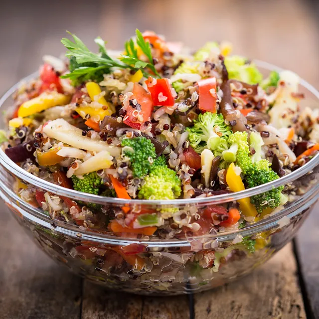Hülsenfrüchte-Salat in Bowl angerichtet