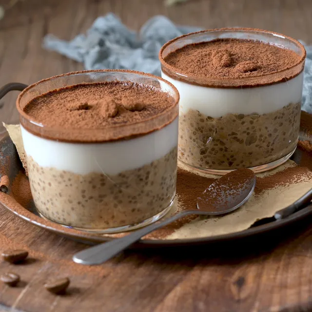 Overnight Tiramisu Oats in zwei Gläsern angerichtet