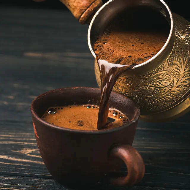 Türkischer Mokka, der gerade in eine Tasse geschüttet wird