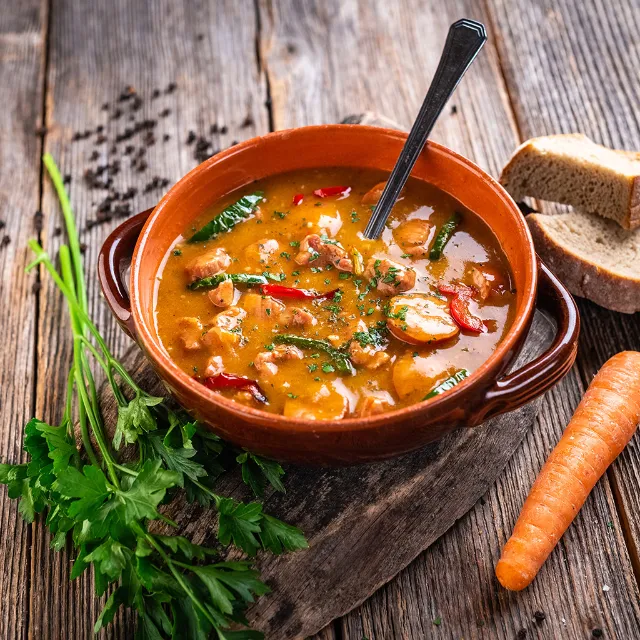 Gulaschsuppe in einem Tonteller