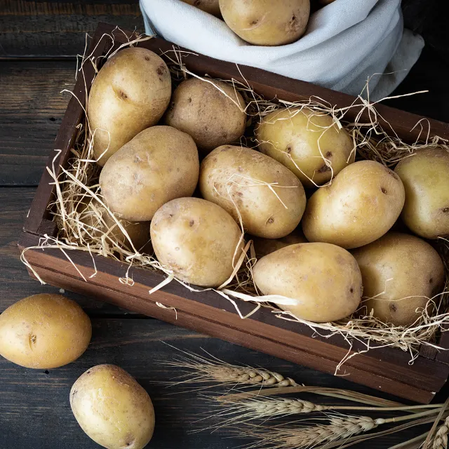 Kartoffeln in Holzkiste