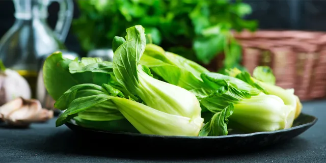 Pak Choi liegt auf einem Teller
