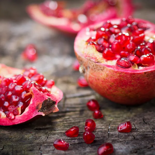 Geöffneter Granatapfel auf einem Tisch