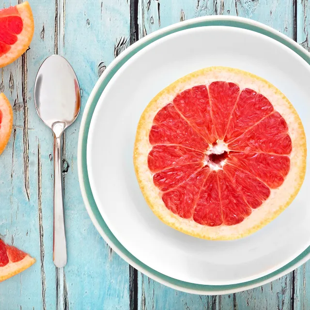 Grapefruit auf einem Teller angerichtet