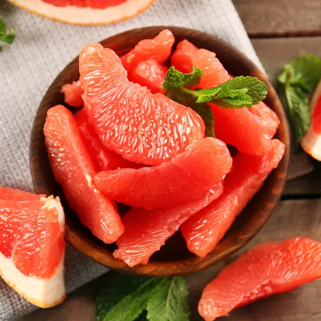 Geschnittene Grapefruit in einer Schale