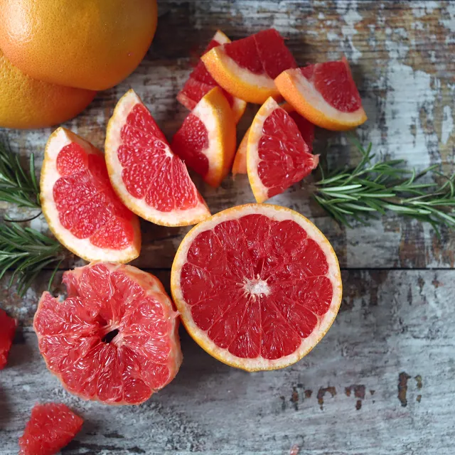 Geschälte Grapefruits auf Holzhintergrund