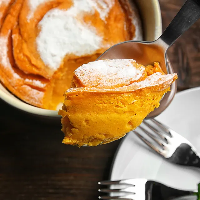 Fertiges Karotten-Soufflé auf Löffel serviert