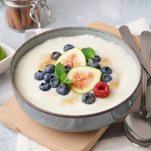 Grießpudding mit Früchten in einer Bowl zum Frühstück