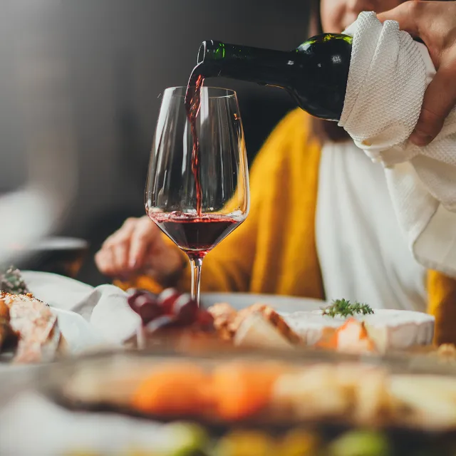 Frischer Weingenuss am Restauranttisch