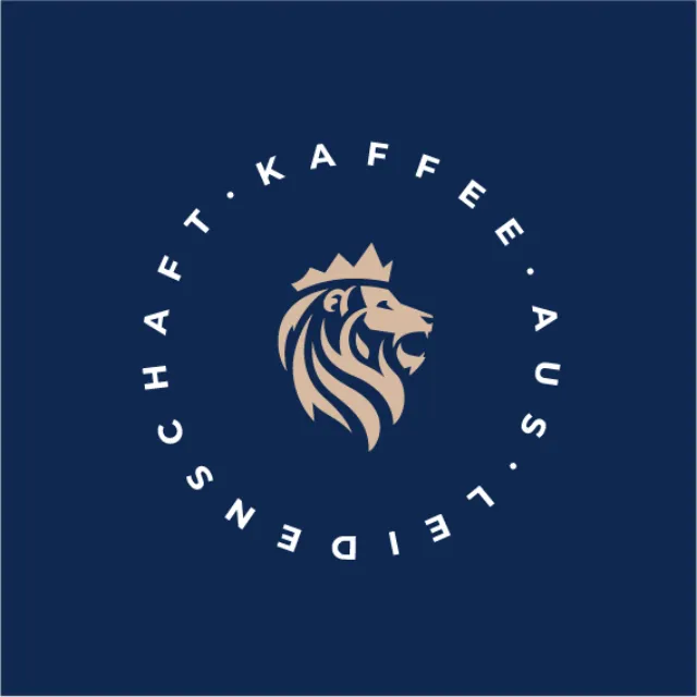 Löwenkaffee Logo und Leitspruch als Kreis auf blauem Hintergrund