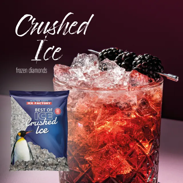 roter Cocktail im Glas mit viel Eis, iim Vordergrund eine Verpackung von Crushed Ice 
