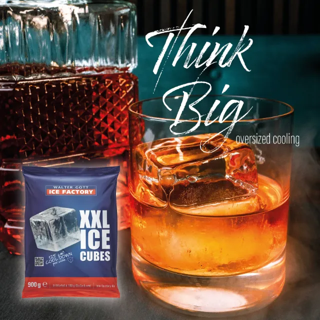 XXL Eiswürfel in einem Whiskeyglas mit Produktverpackuung