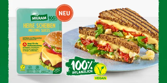 Verpackung von den Heiße Scheiben von Milram, im Hintergrund ist ein Sandwich zu sehen