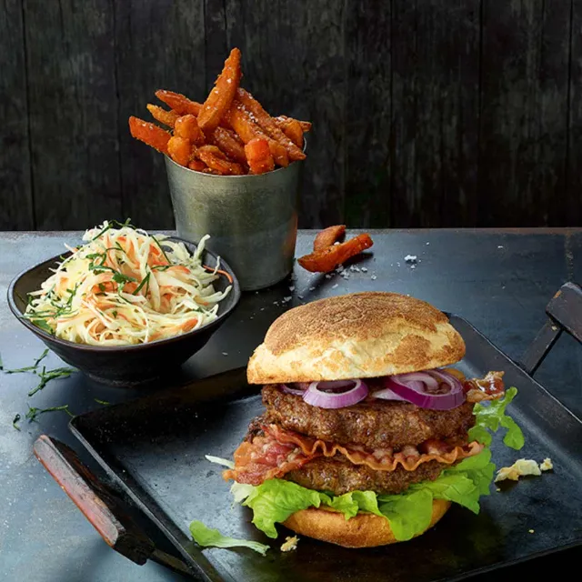 Homestyle Burger Bun angerichtet mit Pommes und Cole Slaw<br/>