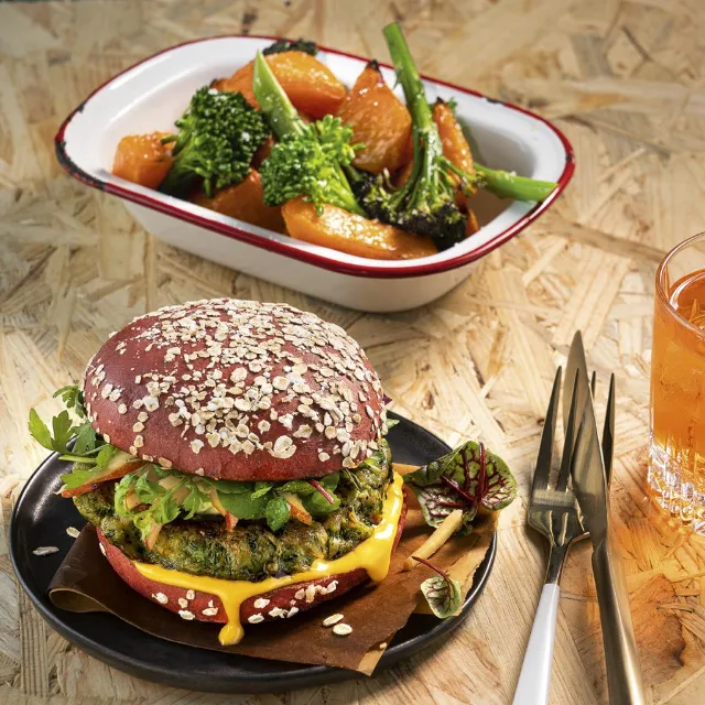 Salomon Green Oat Burger - Gemüsesorten wie Grünkohl, Spinat und Brokkoli geben dem Patty einen appetitlichen Nature-Look. 