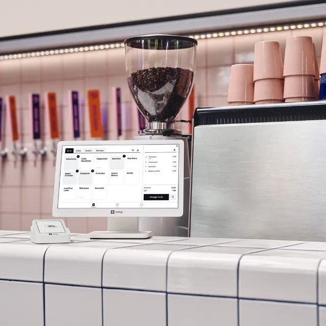 Das Kassensystem Lite von SumUp steht auf einer Theke.