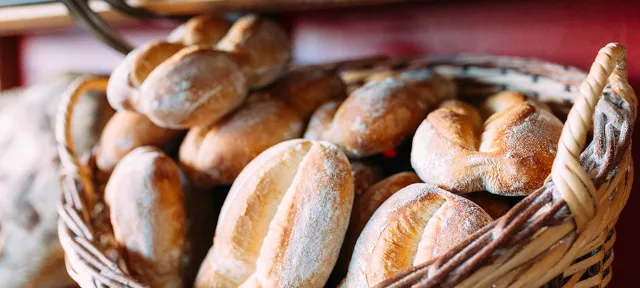 knusprig frische Brötchen in einem Korb.
