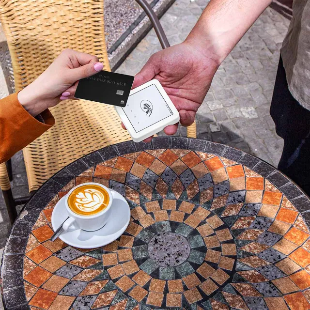 Kartenzahlung mit dem SumUp Solo in einem Café 