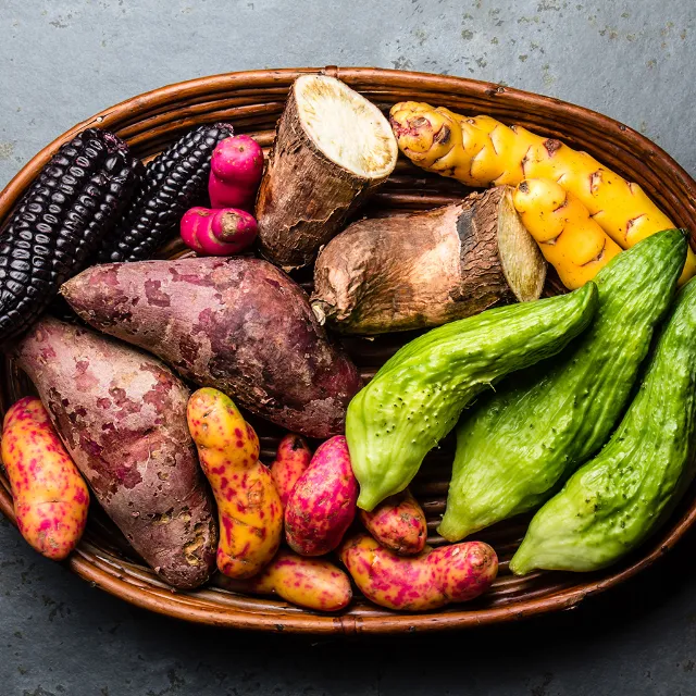Ein Korb gefüllt mit peruanischem Gemüse. 