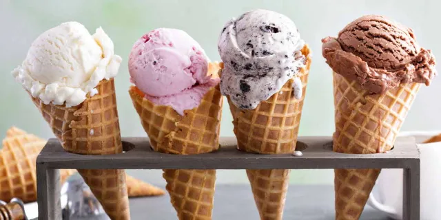 Vier verschiedene Sorten Eis in der Waffel