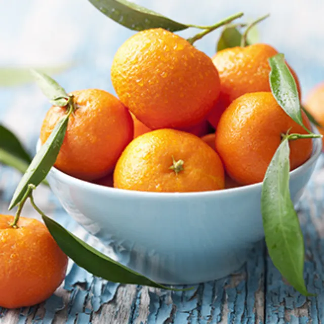 Mandarinen verfügen über ein saftig-orangenes Fruchtfleisch, das etwas herber als das von Clementinen schmeckt