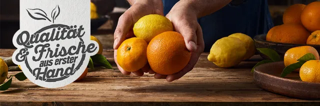 Wir bieten Ihnen ganzjährig eine große Auswahl der vitaminreichen Muntermacher an. Von süßlichen Clementinen bis hin zu saftig-säuerlichen Limetten, mit unseren erfrischenden Zitrusfrüchten verleihen Sie sowohl süßen als auch pikanten Gerichten das gewisse Etwas und ganz nebenbei sind sie auch noch sehr gesund