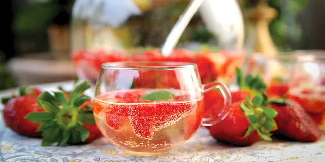 Ein Glas frisch eingeschenkte Erdbeer-Eistee-Bowle