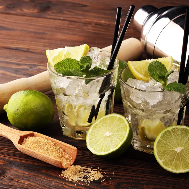 Zwei Caipirinha Cocktails bestehend aus Cachaça, Limettensaft, Zucker und jeder Menge Crushed Ice