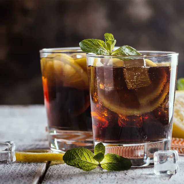 Zwei Cuba Libre Cocktails bestehend aus kubanischen Rum, Coca-Cola und Limettensaft