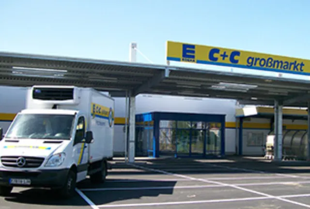 Ein weißer Sprinter von EDEKA Foodservice steht vor dem Eingang des C+C-Betriebs in Michelstadt.