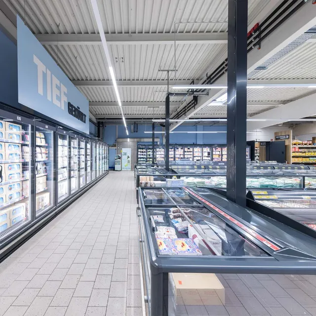 Tiefkühlbereich im EDEKA Foodservice Markt in Titisee-Neustadt