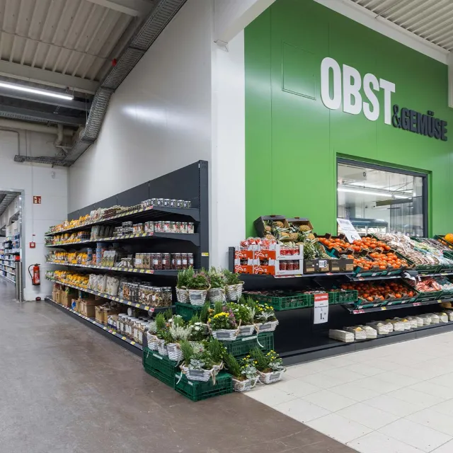 Obst- und Gemüsebereich im EDEKA Foodservice Markt in Titisee-Neustadt