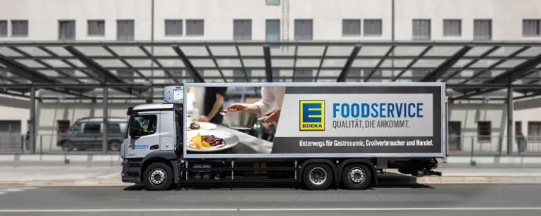 EDEKA Foodservice LKW vor einem Gebäude.